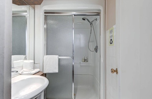 Vieux-Quebec-Cap-Blanc-colline Parlementaire Hotel | Standard Room #4