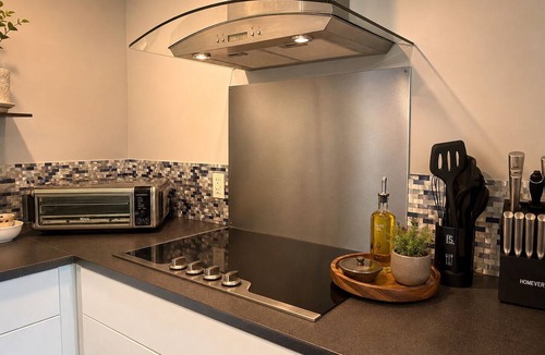 Proctor House | Stay in nature ~ Private estate with modern suite, creek and forest