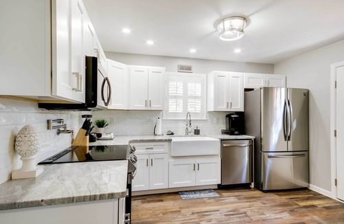 Rosewood House | Step-Free Home w/Fire Pit - 3 Miles to USC!