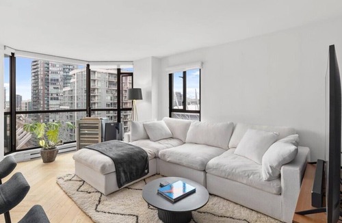 Yaletown Condo | Steps from BC Place, Stunning 2 Bedroom and 2 Bathroom Condonn