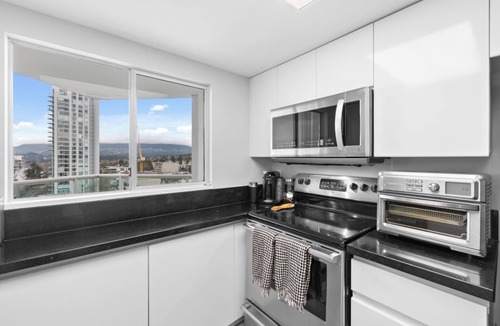 Lower Lonsdale Condo | Steps to Canada Soccer House & Shipyards w/VIEWS