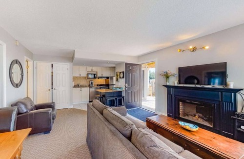 Craigleith Condo | Steps to the Hill 1 Bedroom|CraveTV|Pool|Hot Tub