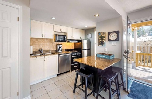 Craigleith Condo | Steps to the Hill 1 Bedroom|CraveTV|Pool|Hot Tub