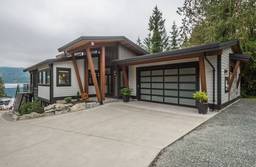 Sproat Lake House | Stirling Arm Lakehouse Luxury Retreat on Vancouver Island.