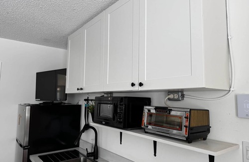 Carleton Place Apartment | Studio: Queen bed, parking, kitchenette, downtown