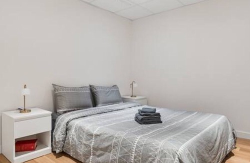 Upper Lonsdale House | Studio Suite for 4, Minutes to Grouse Mountain