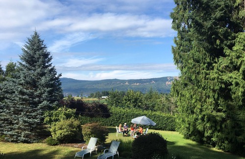 Cobble Hill House | Stunning 11 acre estate - Luxury View Home - Pet Friendly * Swim Spa *