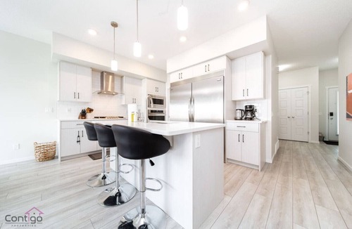 West Edmonton House | Stunning 4BD Home | Gym | Yard | AC | Games Room!