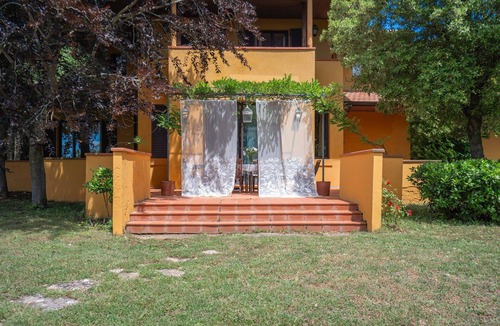 Chianni Villa | Stunning private villa for 12 guests with WIFI, private pool, TV, patio and pets allowed