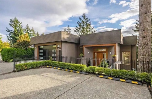 Regional District of Nanaimo House | Stunning Lakefront Suite in the Heart of the City