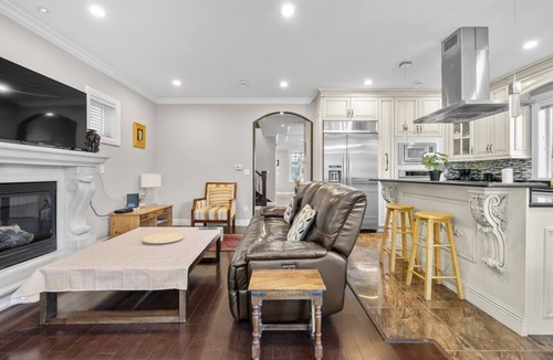 Upper Lonsdale House | Stunning North Shore Family Home - Amazing Views!