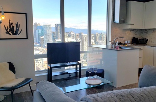 Downtown Vancouver Apartment | Stunning Ocean/Mountain View in Downtown Vancouver New Build