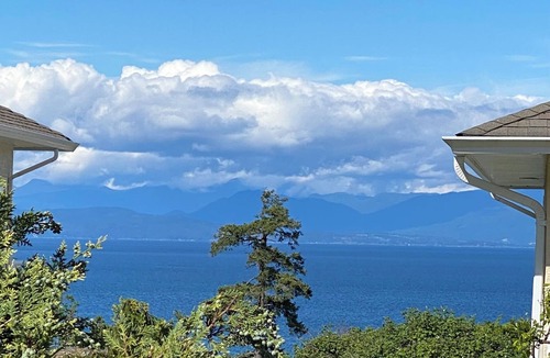 Regional District of Nanaimo House | Stunning oceanic views right outside, 4-minutes to WaterfrontPark, Cozy Comfort!