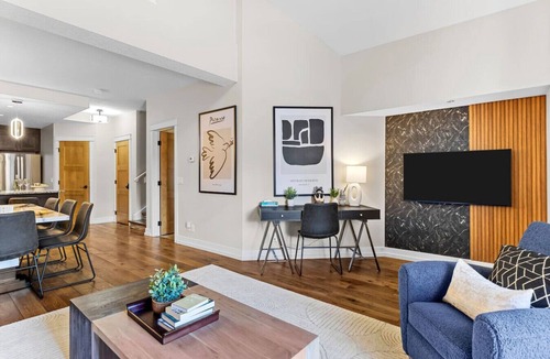 Cougar Creek Condo | Stunning Penthouse w/Mtn Views, Hot Tub & Pool!