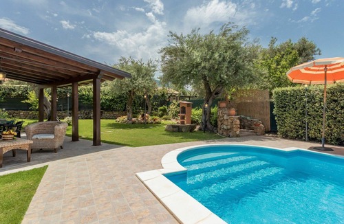 Cefalu Villa | Stunning private villa for 6 guests with WIFI, A/C, private pool, TV and patio
