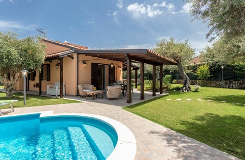 Cefalu Villa | Stunning private villa for 6 guests with WIFI, A/C, private pool, TV and patio