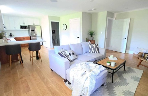 Innisfil House | Stunning private waterfront retreat
