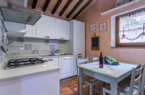 Monteroni d'Arbia House | Stunning villa for 4 guests with A/C, pool, WIFI, TV, patio, pets allowed and panoramic view