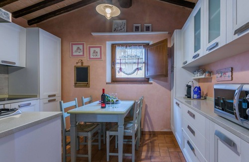 Monteroni d'Arbia House | Stunning villa for 4 guests with A/C, pool, WIFI, TV, patio, pets allowed and panoramic view
