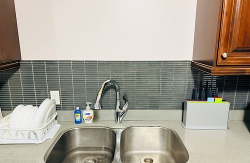 Fraserview House | Stylish 2BR Suite 2 Queen Beds 15 Min to YVR