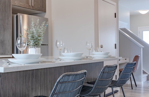 Northwest Calgary House | Stylish 3BR Home Family-Friendly Amenities 14min to Airport 20 mins to DT