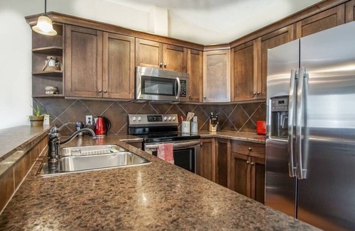 Radium Hot Springs Apartment | Stylish & comfy condo in Radium Hot Springs - Only 30 mins to Panorama Resort!