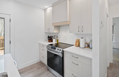 Inner Harbour House | Stylish comfort in James Bay - 5 min walk to the breakwater