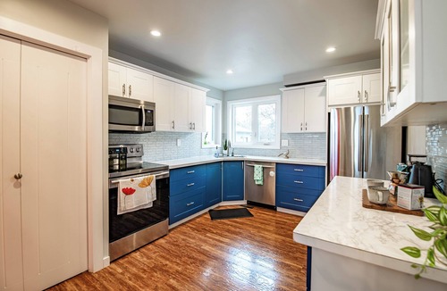 Red Deer House | Stylish & Cozy | King Bed | Arcade | Backyard & BBQ | Office & Hi-Speed Internet