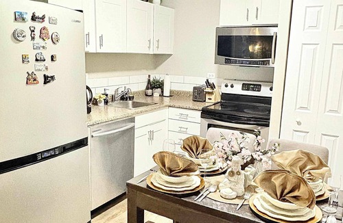 North Central Edmonton Condo | Stylish Downtown Condo near Rogers Place l Parking, Pool, Gym, Balcony & Kitchen