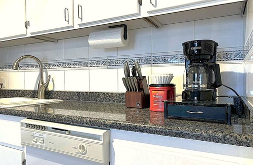 Victoria Park Apartment | Stylish DT Views at Stampede w/Free Parking, AC