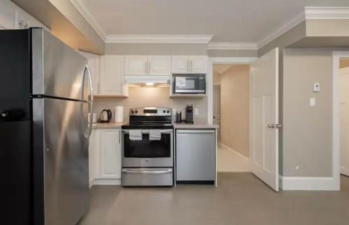 Kerrisdale House | Stylish Home in Van West Side Near YVR&DT