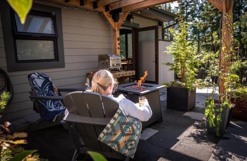 Ucluelet Apartment | Suite Ucluelet - Romantic Couples Getaway-Sauna!