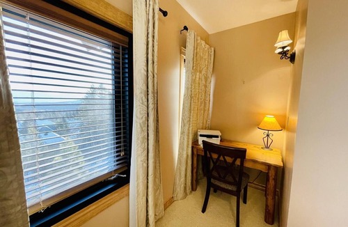 East Kootenay Condo | SullivanStone #32 - Golf - Ski - Hike - Chill - Private Hot Tub - Sleeps 8.