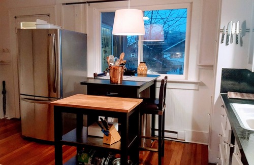 Hastings House | Sunlit Craftsman Home | Steps to Cafes and restaurants | 10 mn to downtown