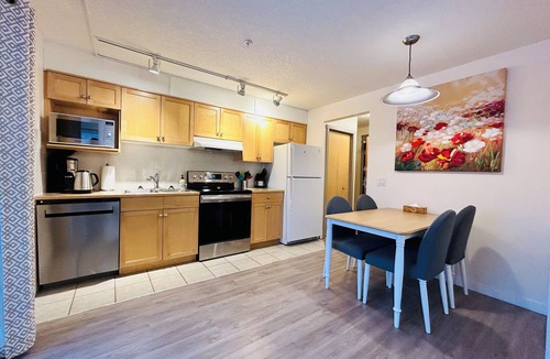 Cougar Creek Condo | SUNNY BRIGHT King Bed Suite Full Kitchen Free Parking Balcony BBQ Gym