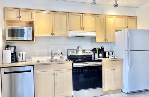 Cougar Creek Condo | SUNNY BRIGHT King Bed Suite Full Kitchen Free Parking Balcony BBQ Gym