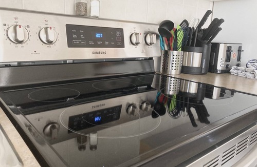Cougar Creek Condo | SUNNY BRIGHT King Bed Suite Full Kitchen Free Parking Balcony BBQ Gym