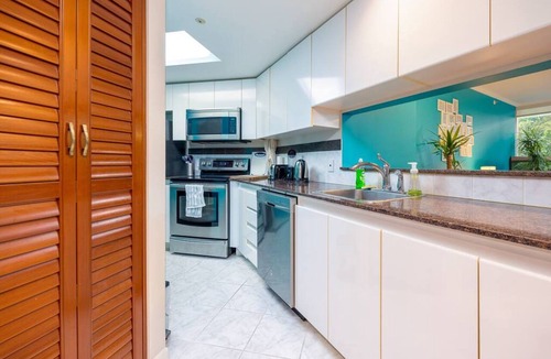 Downtown Vancouver Condo | Sunny Downtown Treehouse, Stroll to English Bay