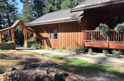 Salt Spring Island House | Sunny Executive Home w/Private Hot Tub! Sleeps 8! Central Location.