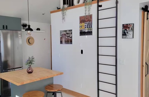 Bridgeland Apartment | Sunny Private Detached Guest Suite | Stylish Urban Gem Near Downtown