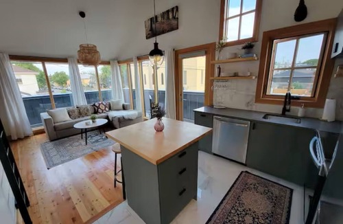 Bridgeland Apartment | Sunny Private Detached Guest Suite | Stylish Urban Gem Near Downtown
