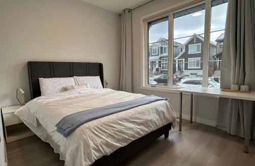 Southeast Calgary House | Sunny Queen-size Bedroom with Private Bath in Brand New House