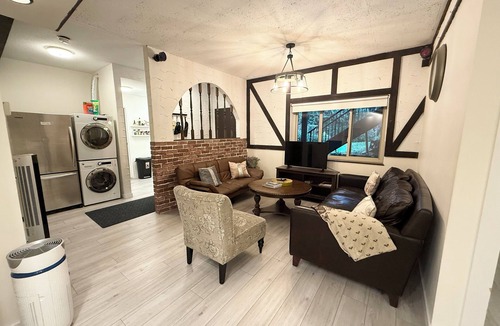 Burnaby House | Sunny Spacious Garden Suite in a Character House-4 beds - 2 baths