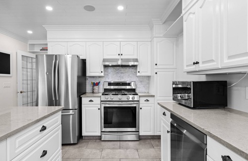 South Pandosy House | Sunshine House, walk to beach