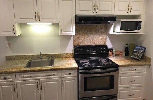 Steveston Apartment | Super-clean1 bedroom and bathroom, independent entrance suite with kitchen
