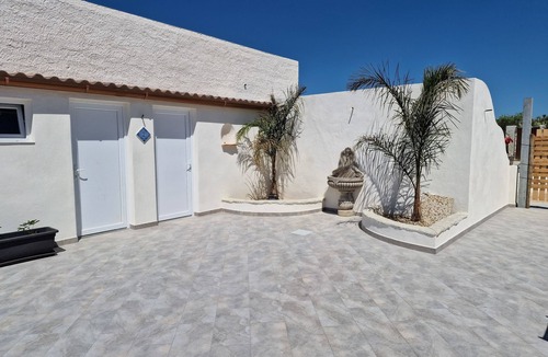Parrinello Apartment | Swimming pool, kitesurfing, adjacent accommodations