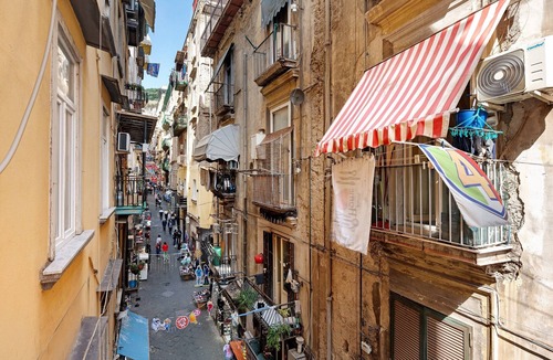 Quartieri Spagnoli Apartment | Teatro Nuovo Apartment Holiday Home with Balcony, Wi-Fi and Air Conditioning