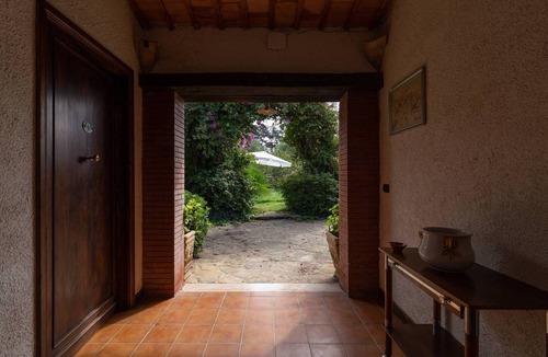 Porticalazzo Apartment | Tenuta Donna Vittoria Bouganville Apartment with Mountain View, Wi-Fi & Air Conditioning