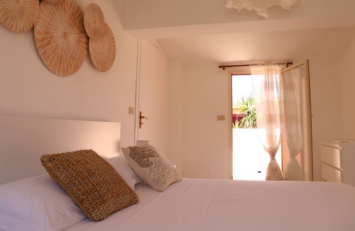 Barcellona Pozzo di Gotto Villa | Terraced house in private residence