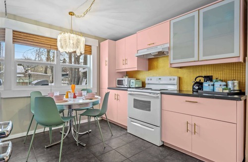 Drumheller House | That 70's Show | 2 Bed Retro Getaway | BBQ & More!